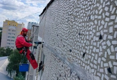 Alt: Процесс расшивки цементных швов на фасаде здания Title: Расшивка цементных швов для подготовки к герметизации