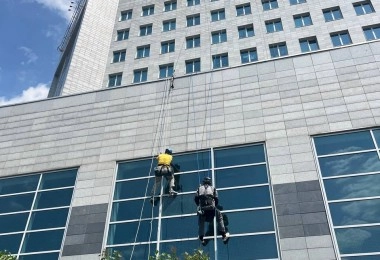 Alt: Специалисты выполняют герметизацию стеклопакетов в пластиковых окнах Title: Профессиональная герметизация стеклопакетов для защиты от влаги и сквозняков